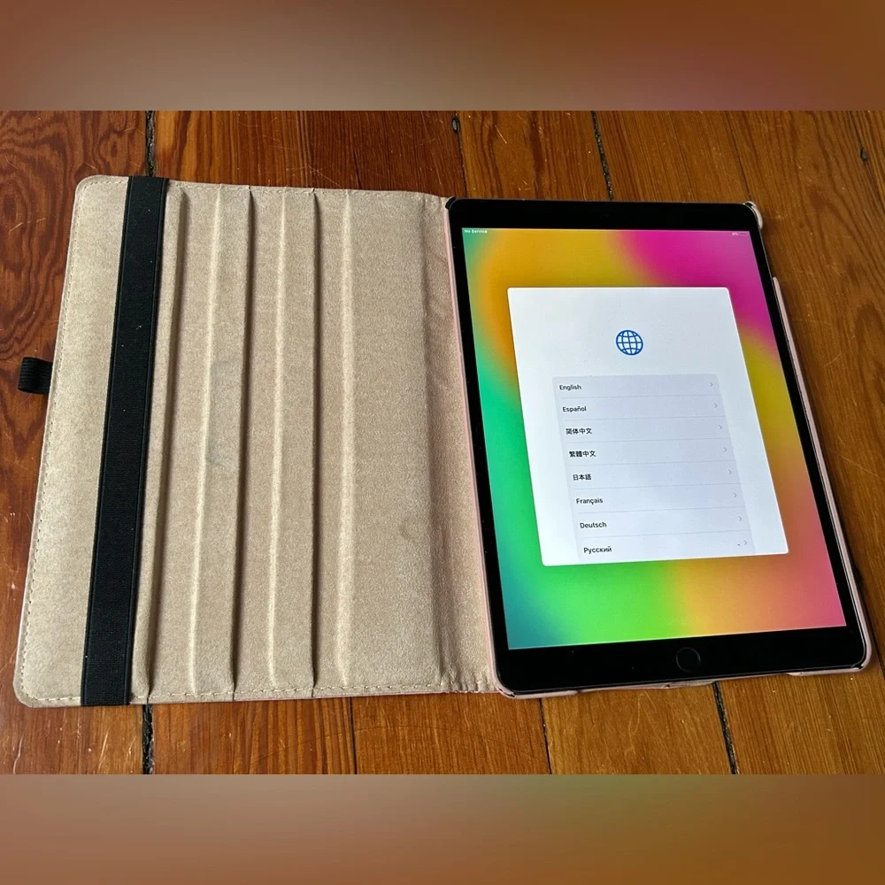 Used ipad, good condition, comes with case!